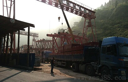 晨霧未散,竹膠板到達工地,工人就在施工了