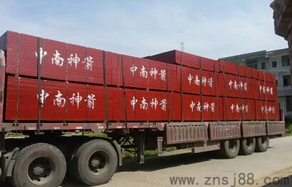 竹膠板廠家(中南神箭)竹膠板裝車發(fā)貨