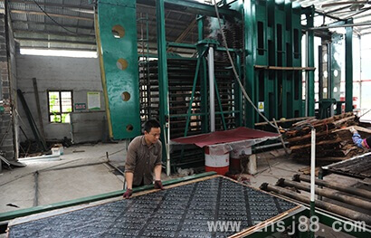 橋梁竹膠板正在生產中