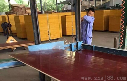 正在生產中的建筑模板(中南神箭)