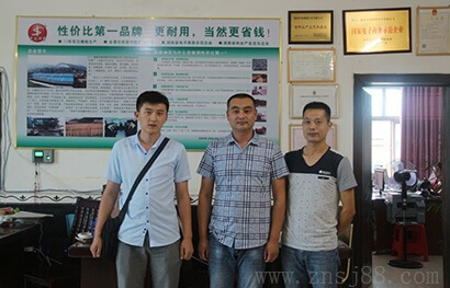 竹膠板廠銷售代表與河北三河市鼎盛房地產(chǎn)費總(左二)合影