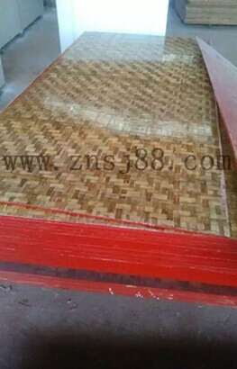 生產(chǎn)好的素面竹膠板