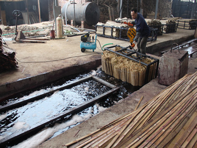 中南神箭竹膠板竹簾正在浸膠中 中南神箭竹膠板竹簾正在浸膠中