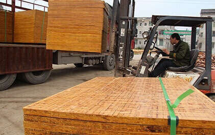 磚機(jī)托板裝車中