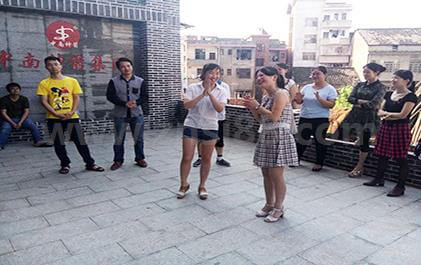 看建筑模板廠中南神箭的超齡兒童們如何玩轉六一