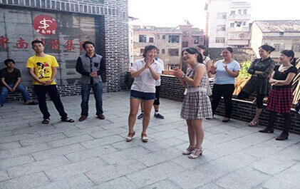 兩位兒童被請上臺表演節(jié)目