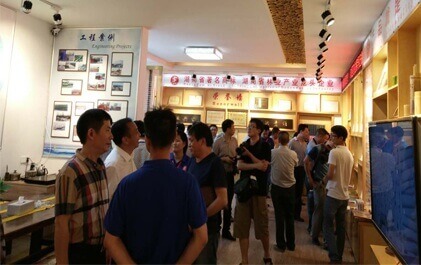 市林業局領導展廳觀看企業資質榮譽、成功案例