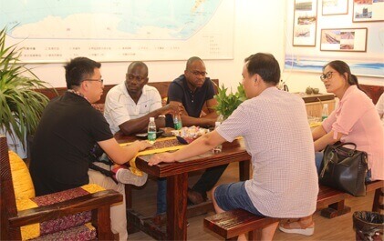 加納客人在中南神箭辦公室洽談竹膠模板相關事宜