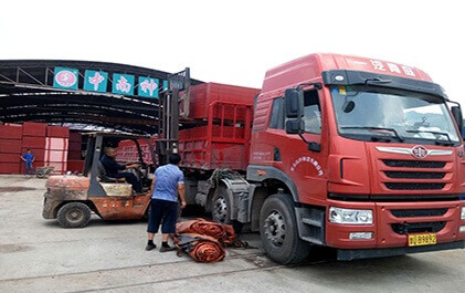 竹膠板叉車正在裝車-中南神箭 竹膠板叉車正在裝車-中南神箭