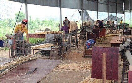 竹膠板半成線生產線上工人熟練的操作著 竹膠板半成線生產線上工人熟練的操作著