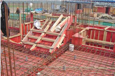 木模板和花旗松同時(shí)發(fā)往平江碧桂園 中南神箭助力