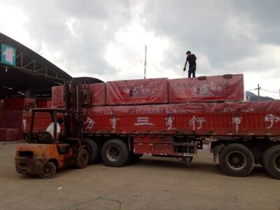 中南神箭竹膠板正在裝車等發(fā)往安徽合肥