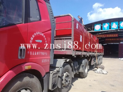 中南神箭竹膠板裝車待發(fā)往北京 中南神箭竹膠板裝車待發(fā)往北京