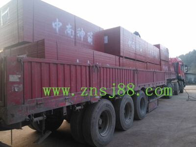 中南神箭竹膠板裝車待發(fā)往河南三門峽 中南神箭竹膠板裝車待發(fā)往河南三門峽