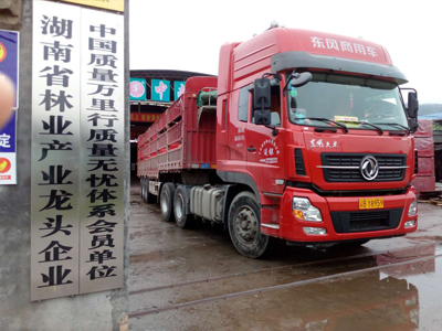 竹膠板裝車整裝待發(fā)中 竹膠板裝車整裝待發(fā)中