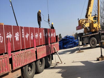 竹膠板裝車發貨中 竹膠板裝車發貨中