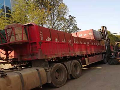 竹膠板裝車發(fā)貨中 竹膠板裝車發(fā)貨中