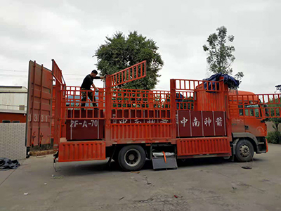 竹膠板裝車發(fā)貨中 竹膠板裝車發(fā)貨中