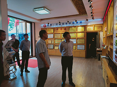 縣委常委、常務副縣長羅燦一行了解中南神箭產品 縣委常委、常務副縣長羅燦一行了解中南神箭產品