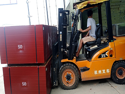 竹膠板裝車中 竹膠板裝車中