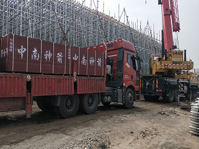 竹膠板到達工地上 竹膠板到達工地上