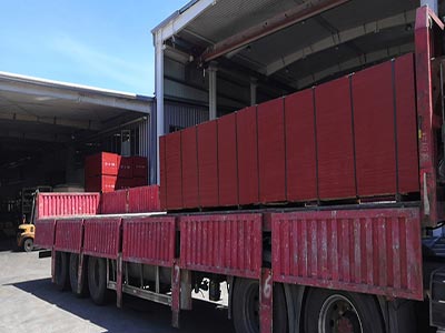 竹膠板裝車中 竹膠板裝車中