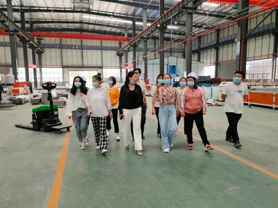 中南神箭:又一波客戶來參觀中南神箭鋁模板工廠