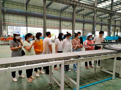 王總參觀鋁模板生產間 王總參觀鋁模板生產間