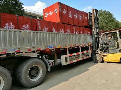 竹膠板達到工地上 竹膠板達到工地上