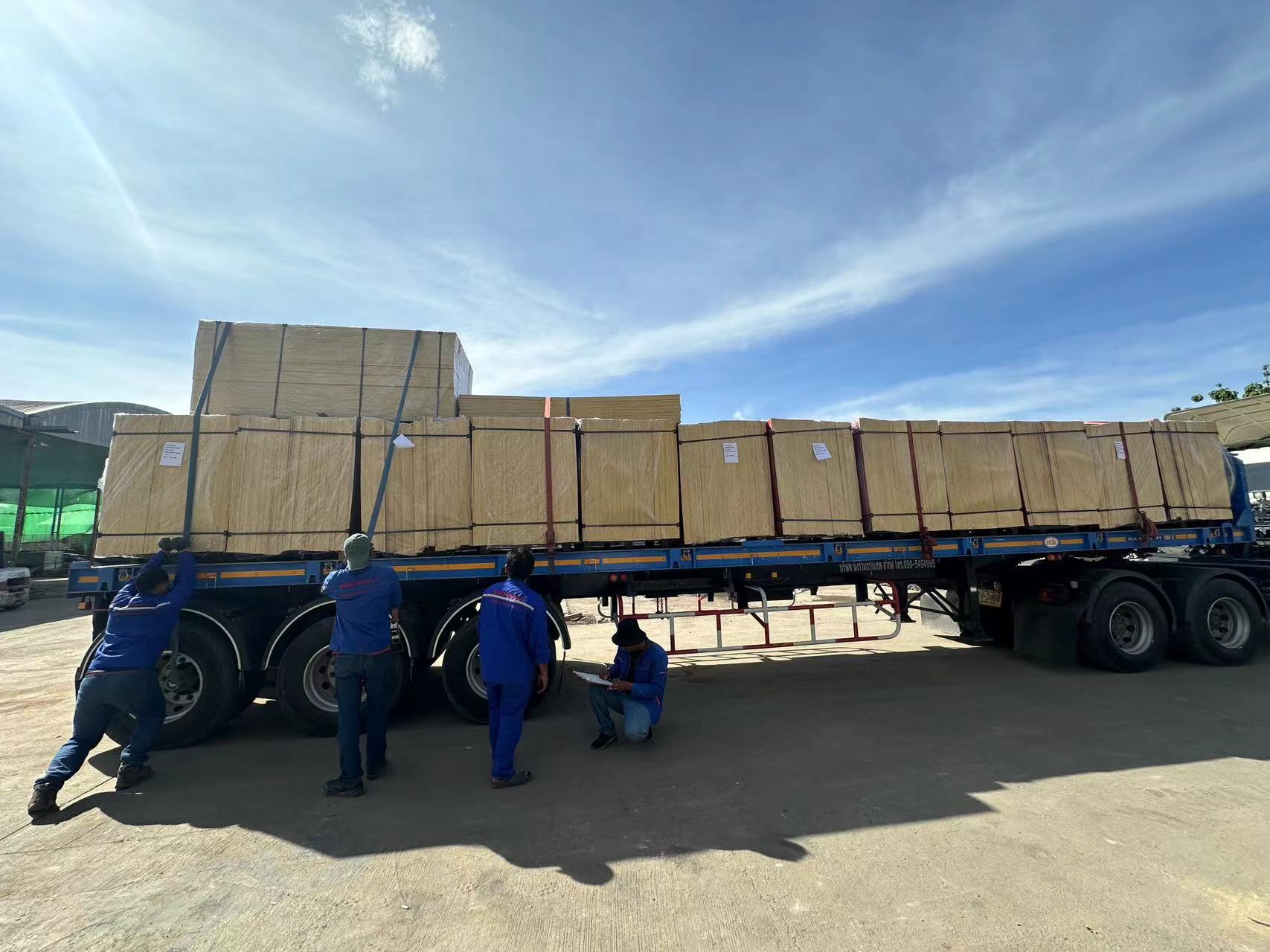 中南神箭·發貨|阿聯酋客戶訂購建筑木模板裝車發貨