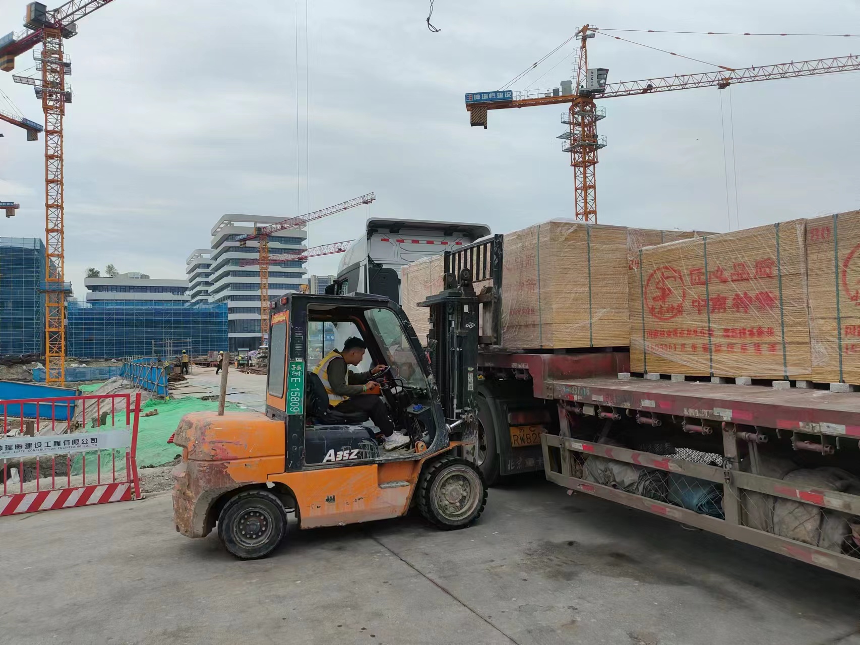 中南神箭·發貨|懷化市客戶訂購建筑木模板裝車發貨