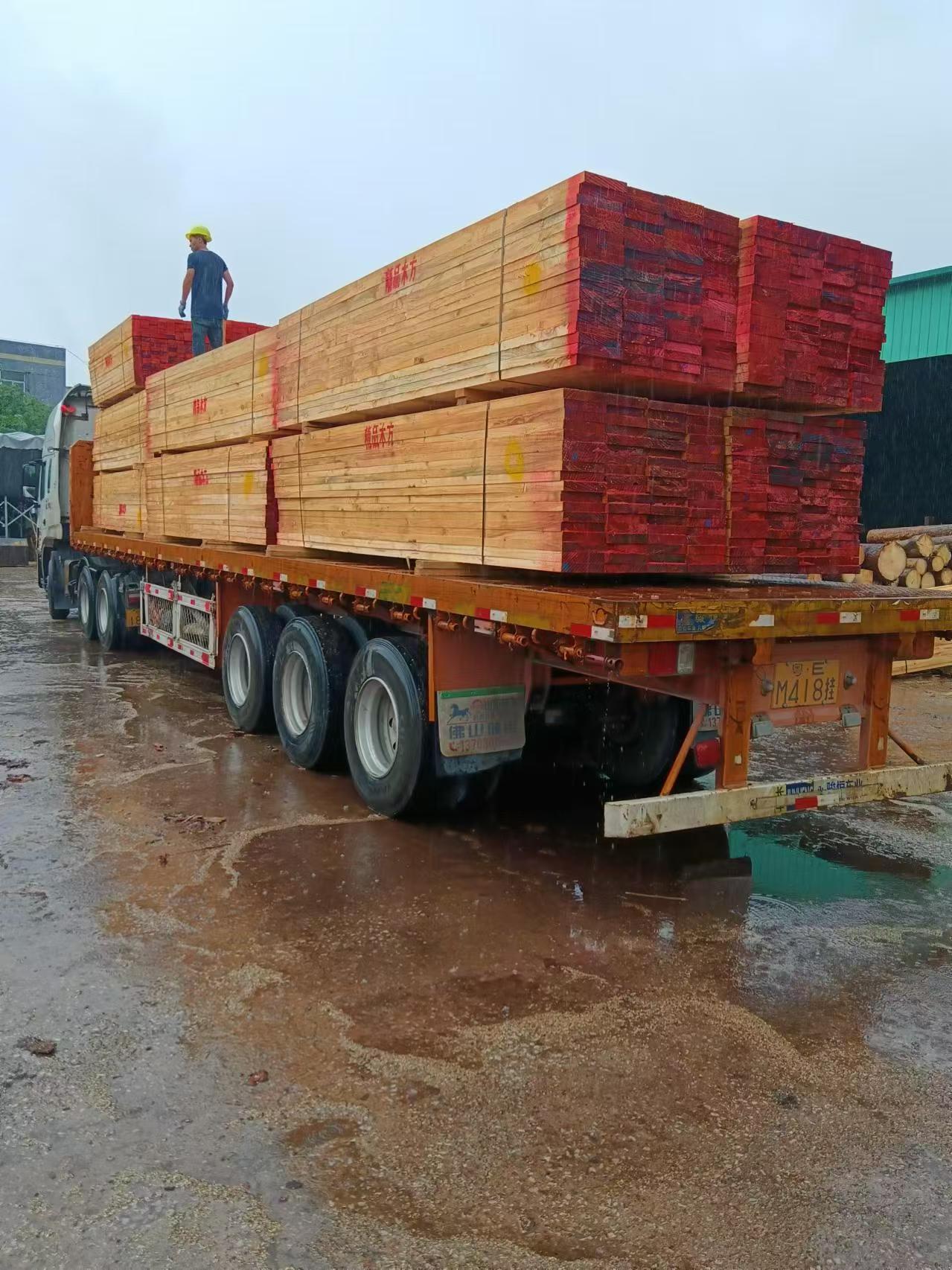 中南神箭·發貨|海南客戶訂購建筑木方裝車發貨