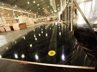 中南神箭·發(fā)貨|淮南市客戶(hù)訂購(gòu)建筑木模板清水模板裝車(chē)發(fā)貨