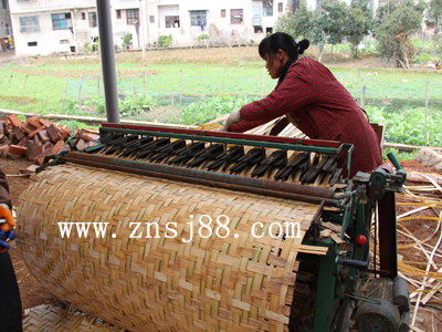 中南神箭正在編織的竹席 中南神箭正在編織的竹席
