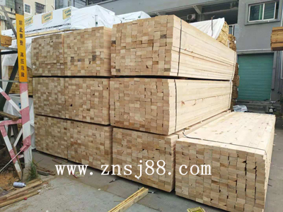 中南神箭剛生產好的建筑木方