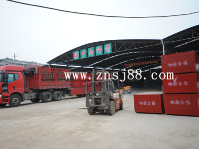 中南神箭竹膠板裝車待發往甘肅蘭州