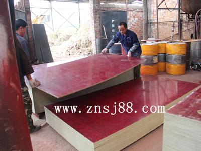 中南神箭工人對(duì)竹膠板進(jìn)行逐張檢測(cè)