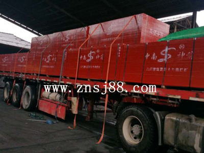 中南神箭竹膠板裝車待發往廣東江門 中南神箭竹膠板裝車待發往廣東江門