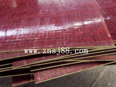 中南神箭剛切完邊的竹膠板 中南神箭剛切完邊的竹膠板