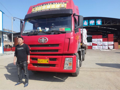 竹膠板裝車發(fā)貨中 竹膠板裝車發(fā)貨中