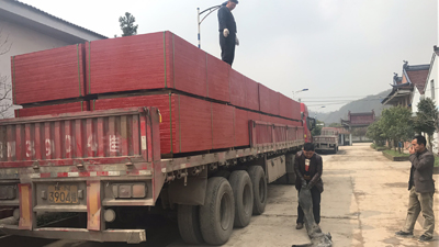 竹膠板已經到達了盧總的工地 竹膠板已經到達了盧總的工地