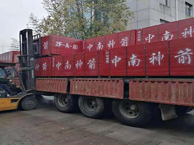 竹膠板卸貨中 竹膠板卸貨中