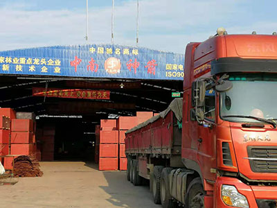 竹膠板裝車發(fā)貨中 竹膠板裝車發(fā)貨中