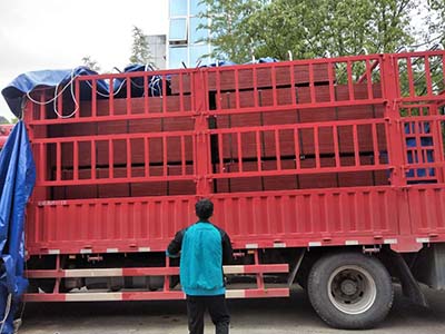 竹膠板裝車發(fā)貨中 竹膠板裝車發(fā)貨中