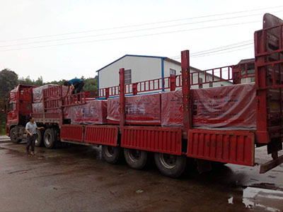 竹膠板裝車發(fā)貨中 竹膠板裝車發(fā)貨中