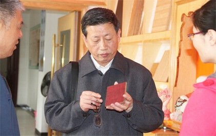 韓健教授為針對產品傳授膠合板相關知識